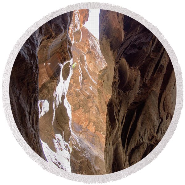 Sunlit Canyon Walls In The Narrows Round Beach Towel