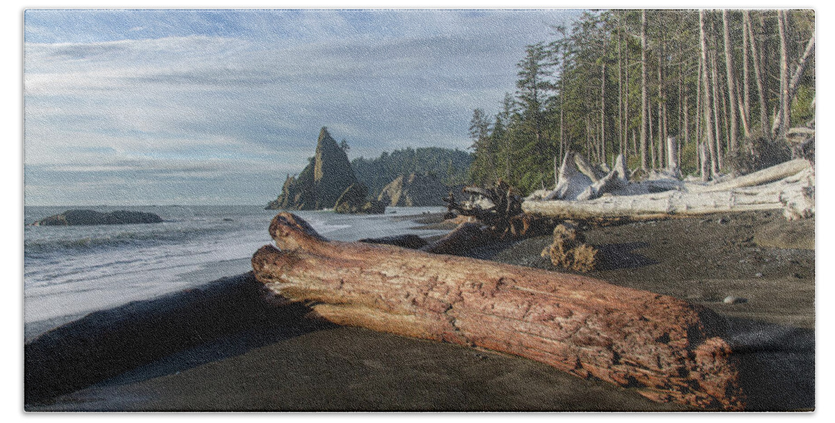 Driftwood on a Pebbled Beach Bath Towel