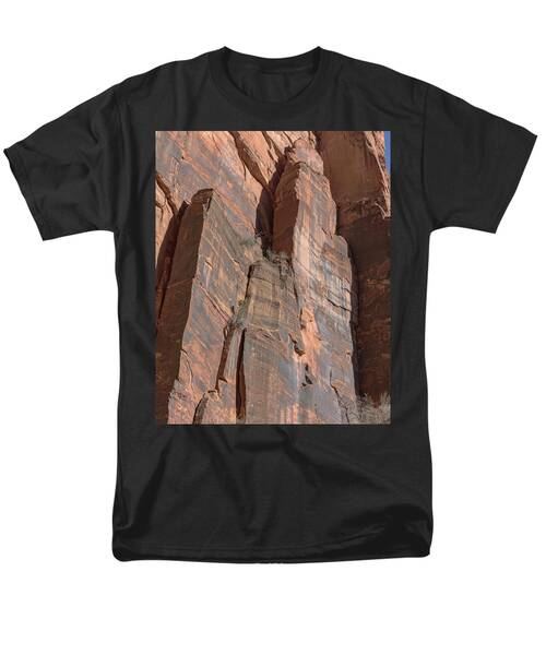 Towering Desert Sandstone Cliffs In Zion National Park Men's T-Shirt  (Regular Fit)