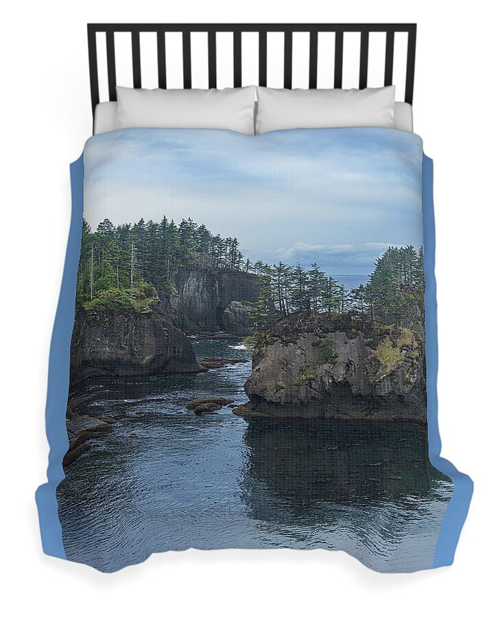 Serene Coastal Rocky Landscape Duvet Cover